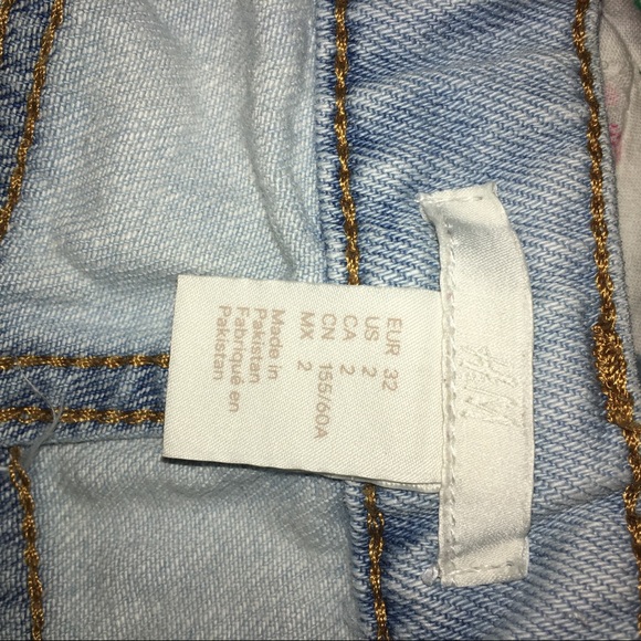 Cute light wash ripped jean shorts - Picture 3 of 3